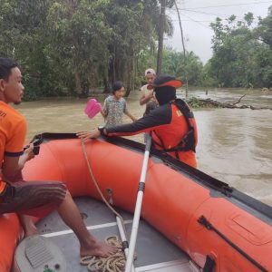 Banjir Melanda Menggala Tulang Bawang, Tim SAR Gabungan turunkan tim Evakuasi Warga