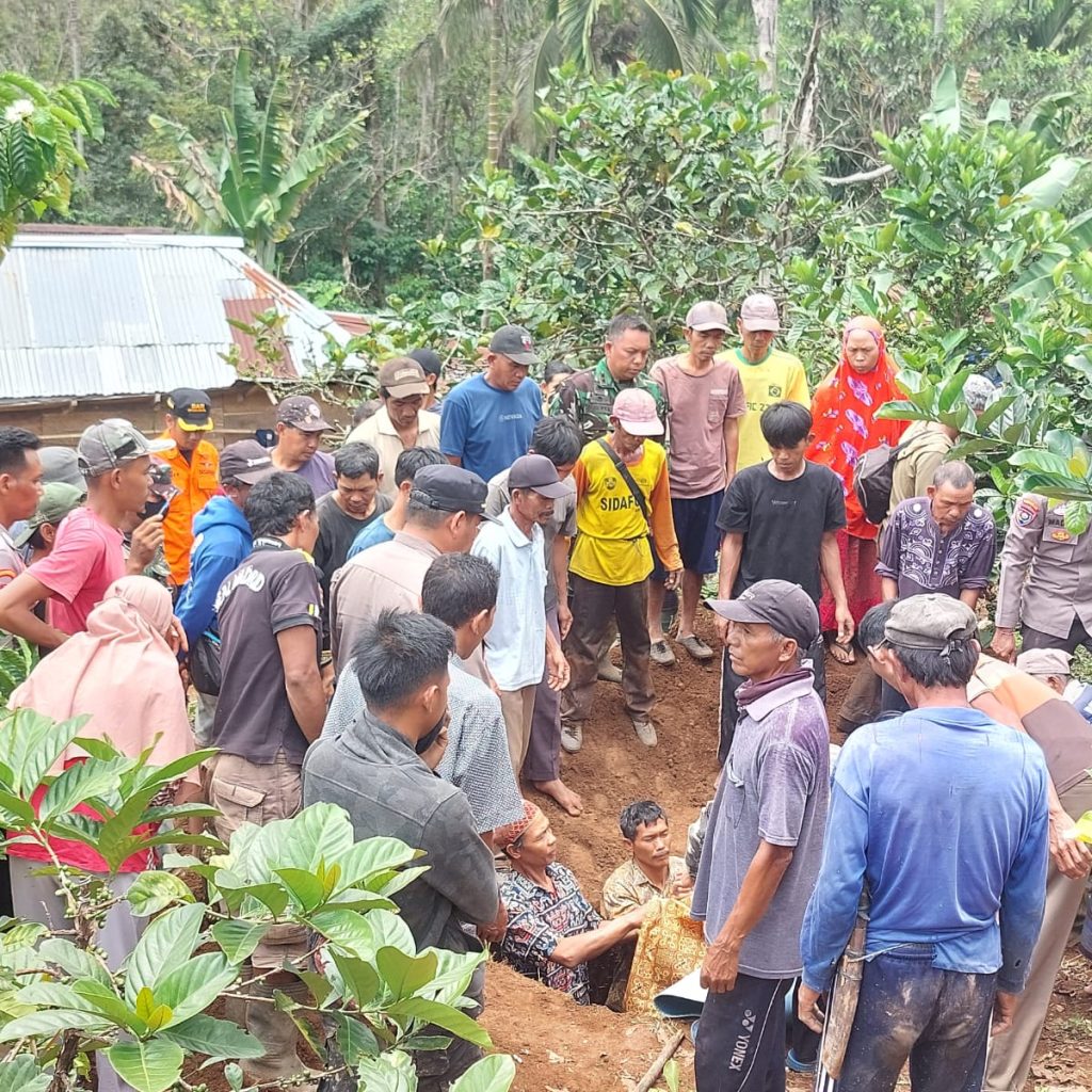 Warga Dusun Cempedak Yang Tertimbun Longsor Ditemukan Meninggal Dunia
