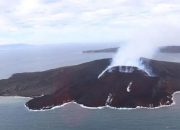 Anak Gunung Krakatau Erupsi dengan Lontaran Abu Tinggi 450 Meter